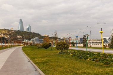 Rıhtımdaki patika boyunca renkli fenerler.