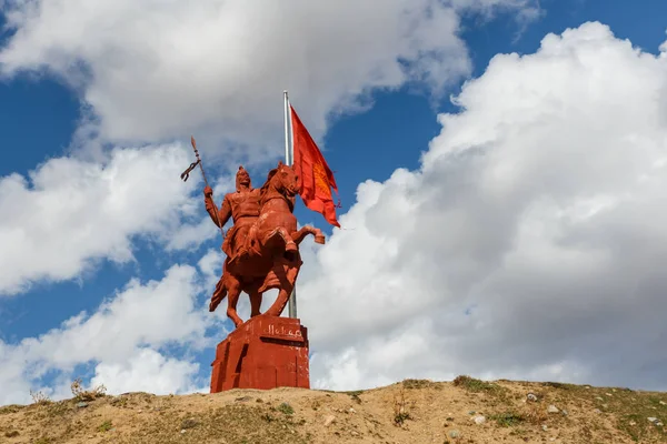 Памятник Манасу и государственному флагу Кыргызстана — стоковое фото