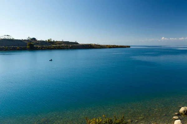 Jižní břeh jezera Issyk-kul v Kyrgyzstánu. — Stock fotografie