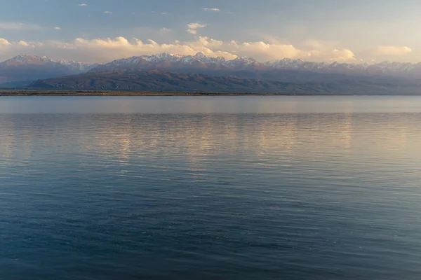 Pantai selatan danau Issyk-kul di Kirgizstan. — Stok Foto