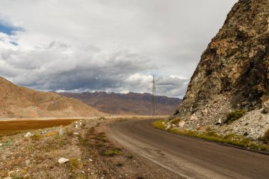 Chu Nehri boyunca dağ yolu