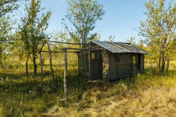 Stary porzucony wagon lub przyczepa w lesie — Zdjęcie stockowe