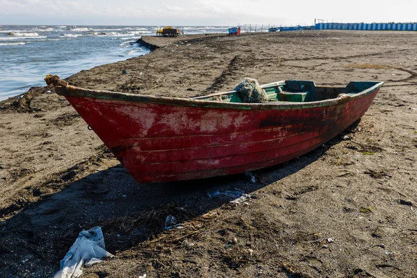 Рыбацкая лодка лежит на песке у реки — стоковое фото