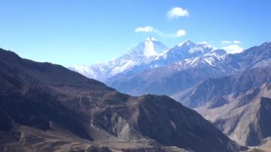 Mount Dhaulagiri ve Tukuche tepe Muktinath görüldü. Sahne Muktinath giderken Jomsom, Nepal.