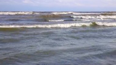 Hazar Denizi, İran, fırtınadan önce denizde güzel dalgalar