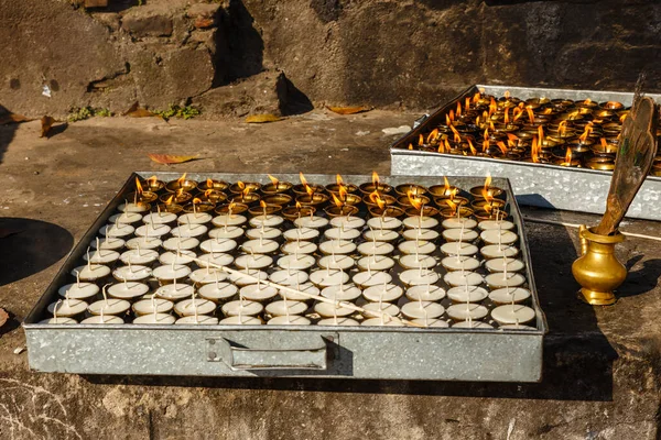 Brandende rituele kaarsen in een Nepalese tempel, Kathmandu, Nepal — Stockfoto