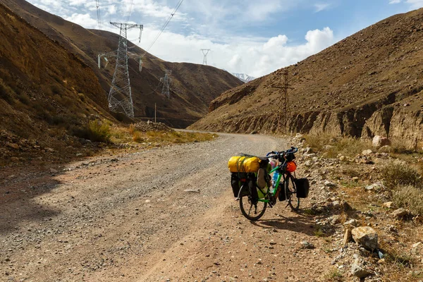 Bicicletta con borse, paesaggio, Kirghizistan — Foto Stock