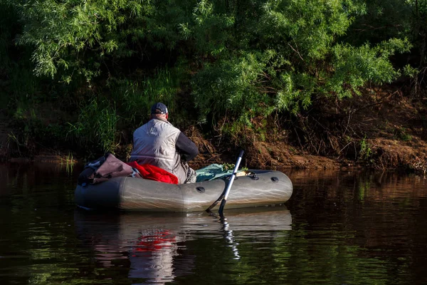 Un hombre atrapa peces en el río —  Fotos de Stock