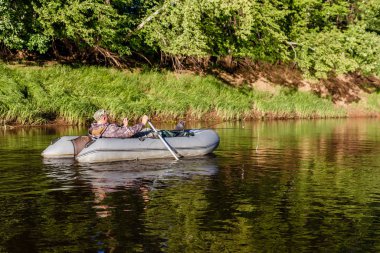 balıkçılar bir lastik tekne ile balık yakalamak