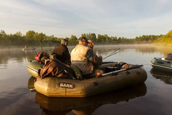 Pescadores capturan peces con un bote de goma —  Fotos de Stock