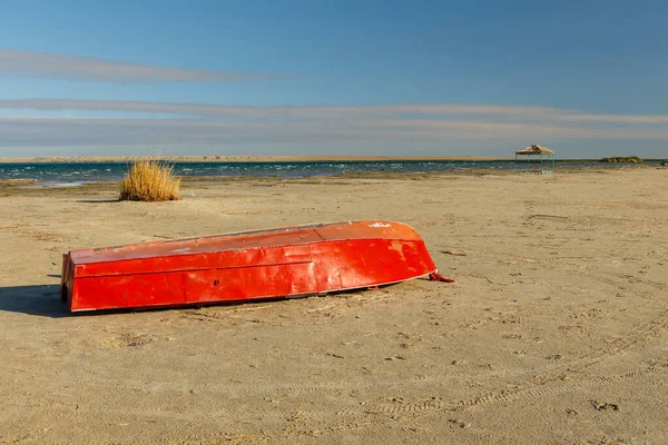 Red boat lies on the lake — Stock Photo, Image