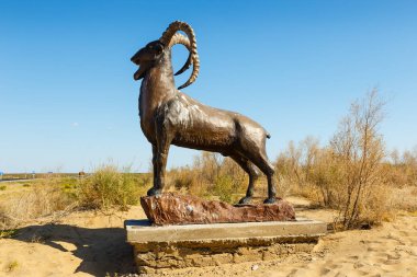 Kazakistan bozkırlarında bir dağ koyunu heykeli, argali.