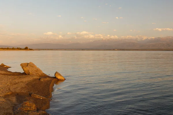 吉尔吉斯斯坦Issyk Kul湖南岸 日落时是高山背景下的湖泊 — 图库照片