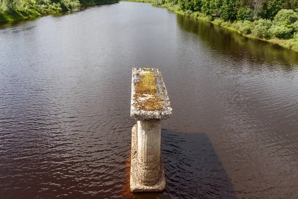 Alte Brückenstütze Stütze Der Zerstörten Brücke Steht Fluss — Stockfoto