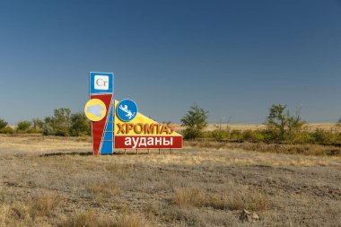 Khromtau, Kazakistan - 23 Ağustos 2019: Khromtau ilçesi. Khromtau bölgesine gelen ziyaretçileri karşılayan bir trafik tabelası.