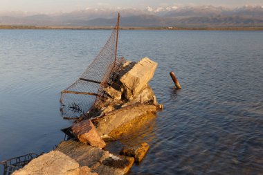 Kırgızistan 'daki Issyk-kul Gölü' nün güney kıyısı, sudaki kırık çit.