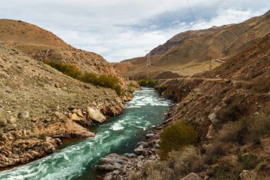 Kırgızistan 'ın Naryn bölgesinde Kokemeren nehri, dağ nehri..