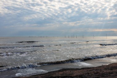 Güneş ışınları Hazar Denizi 'nin üzerindeki güzel bulutlara doğru yol alır.