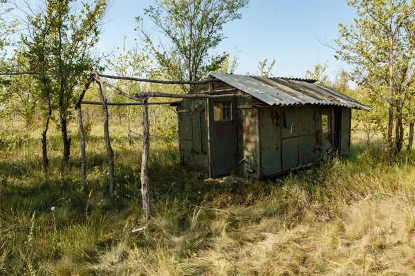 森の中の古い放棄されたワゴンやトレーラー 羊飼いの小屋やワゴン — ストック写真