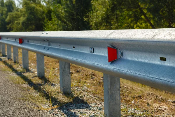 Riflettori Stradali Rossi Lungo Strada Recinzione Stradale Metallo Tipo Barriera Foto Stock