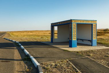 Yoldaki boş otobüs durağı