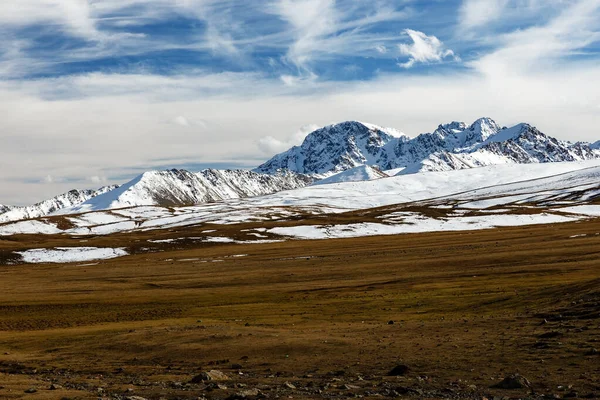 Cime Innevate Sul Passo Dell Ala Bel Autostrada Bishkek Osh — Foto Stock