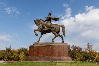 Taşkent, Özbekistan - 3 Kasım 2019: Amir Timur anıtı. Taşkent 'teki Amir Timur anıtı. Tamerlane 'in Bronz Atlı Anıtı.