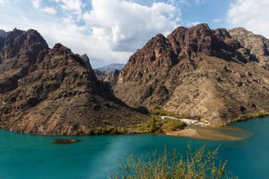 Tian Shan dağlarındaki Naryn Nehri, Kırgızistan