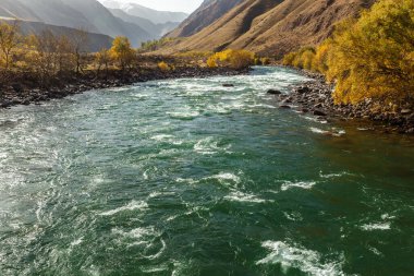 Kırgızistan 'ın Naryn bölgesinde Kokemeren nehri, dağ nehri.