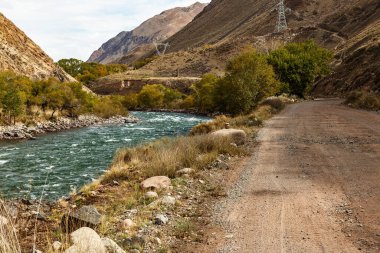 Hızlı nehir boyunca dağ yolu, Kokemeren nehri, Kırgızistan 'ın Naryn bölgesinde Jumgal Bölgesi.