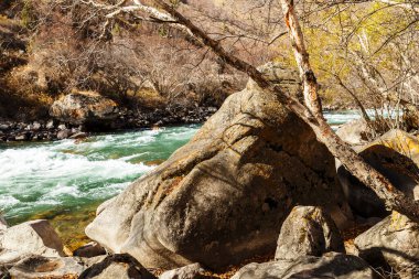 Kırgızistan 'daki Kokemeren nehrinin kıyısındaki büyük kayalar.