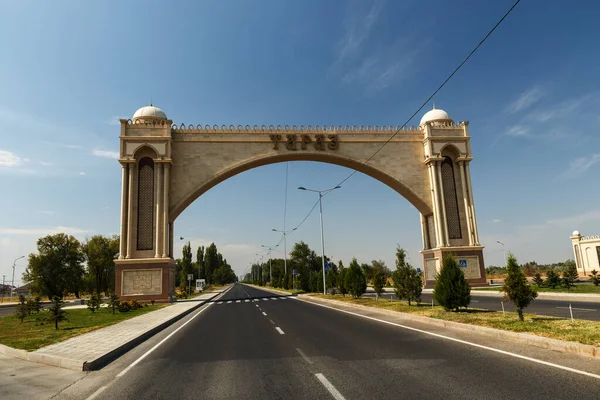Taraz, Kazakistan - 14 Eylül 2019: Taraz şehrine giriş. Şehre giriş..