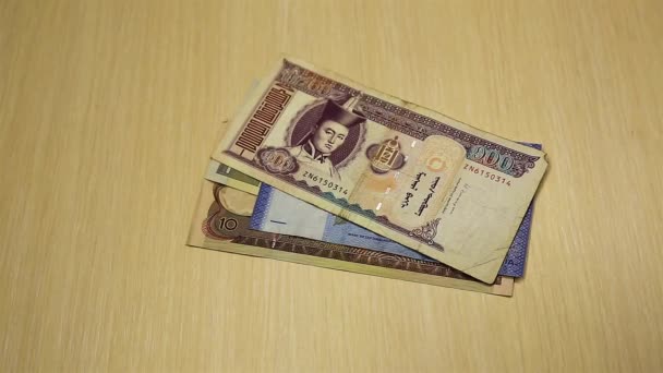 Mano Masculina Presenta Billetes Diferentes Estados Sobre Mesa Cuenta Dinero — Vídeos de Stock