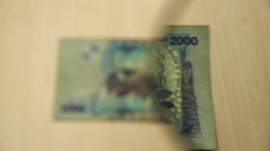 Masada elinde büyüteçle duran 2000 Ugandalı şiline bakın. iş ve finans kavramı.