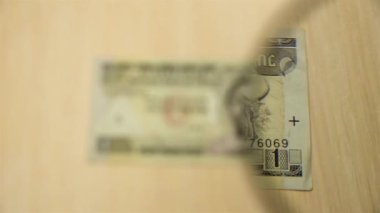 Bir Etiyopya Birr banknotunun büyüteçle masada yattığını görün. iş ve finans kavramı.