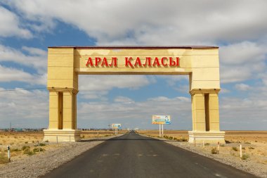 Aral, Kazakistan - 30 Ağustos 2019: Kazakistan 'daki Aral şehrine giriş. Aral şehrine giriş..