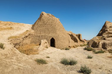 Sawran veya Sauran. Güney Kazakistan 'daki Türkistan kenti yakınlarındaki antik bir şehrin kalıntıları. Şehrin ana girişi..