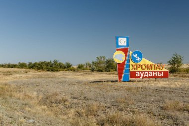 Khromtau, Kazakistan - 23 Ağustos 2019: Khromtau ilçesi. Khromtau bölgesine gelen ziyaretçileri karşılayan bir trafik tabelası.