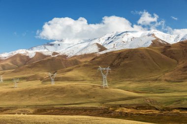 Kırgızistan 'ın Naryn bölgesindeki dağlarda yüksek voltajlı elektrik hatları var.