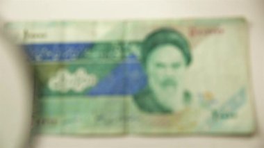 On bin İran ritüeli ve bir büyüteç. Bir kağıt faturayı büyüteçten izle. Obverse.