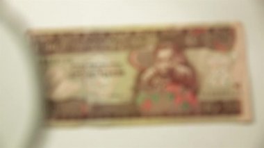On Etiyopya Birr ve büyüteç. Bir kağıt faturayı büyüteçten izle. Obverse.