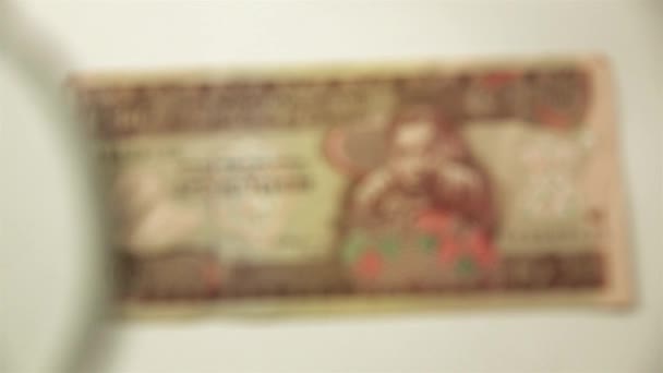 エチオピアの10本のバーと虫眼鏡 拡大鏡で紙幣を見る 全世界 — ストック動画