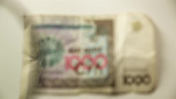 우즈베키스탄 000 돋보기 확대경으로 지폐를 — 비디오