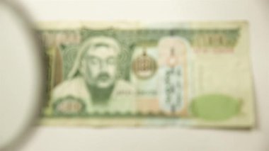 500 Moğol römorku ve bir büyüteç. Bir kağıt faturayı büyüteçten izle. Obverse.