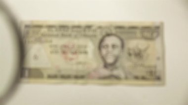 Bir Etiyopya Birr ve büyüteç. Bir kağıt faturayı büyüteçten izle. Obverse.