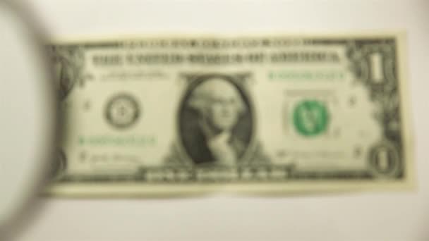 Een Amerikaanse Dollar Vergrootglas Bekijk Een Papieren Factuur Door Een — Stockvideo