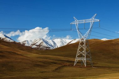Dağlarda elektrik direkleri.