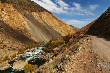 Hızlı nehir boyunca dağ yolu, Kokemeren nehri, Kırgızistan 'ın Naryn bölgesinde Jumgal Bölgesi.