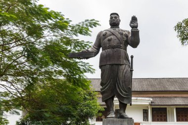 Luang Prabang, Laos - 01 Aralık 2018: Luang Prabang Ulusal Müzesi kompleksinden Sisavang Vong heykeli.