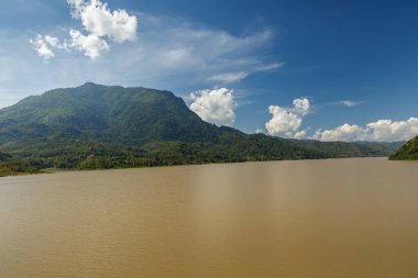 Laos 'taki mekong nehri. Sainyabuli Eyaleti ve Luang Prabang Eyaleti sınırı.